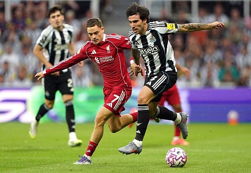 Florian Wirtz (links) kämpft mit Sandro Tonali um den Ball. - © Owen Humphreys/PA Wire/dpa