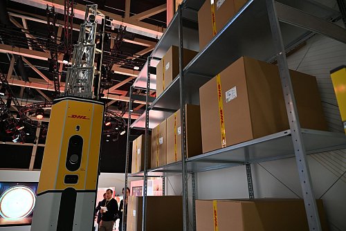 Der Logistikroboter DexoryView bei einer Vorführung im DHL-Innovationszentrum. - © Wolf von Dewitz/dpa