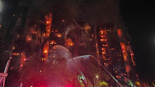 Die Flammen hatten sich über das Bambusgerüst rasant ausgebreitet. - © Chen Duo/XinHua/dpa