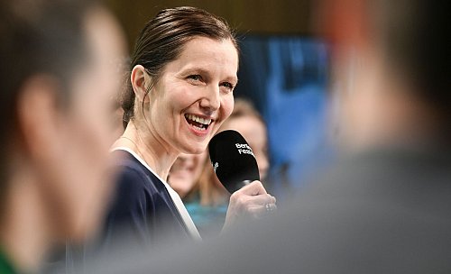 Festivalleiterin Nora Hertlein-Hull hält sogenannte Triggerwarnungen für zeitgemäß. (Archivbild) - © Jens Kalaene/dpa