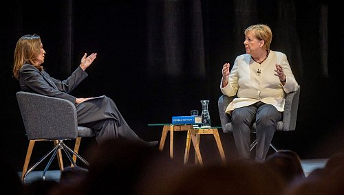 «Genug war genug», sagt Merkel. - © Michael Kappeler/dpa-Pool/dpa