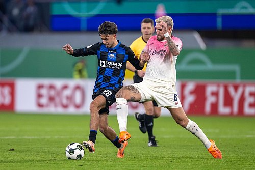 Erst nach 36. Minuten hatte die Werkself den ersten Torabschluss. - © David Inderlied/dpa