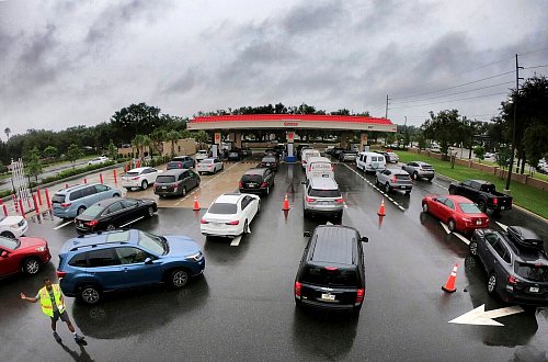 Menschen in Florida bringen sich in Sicherheit. - © Joe Burbank/Orlando Sentinel/AP