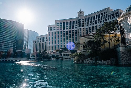Berühmte Kulisse: Das Bellagio in Las Vegas war unter anderem Drehort in der Krimikomödie «Ocean’s Eleven». - © Zacharie Scheurer/dpa-tmn