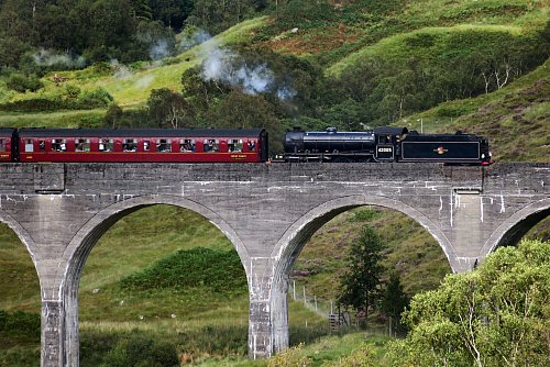 Vielleicht winkt gleich Harry Potter? Der Touristenzug Jacobite Steam Train fährt über das Glennfinnan-Viadukt, das Harry-Potter-Fans aus den Filmen kennen. - © Christian Röwekamp/dpa-tmn