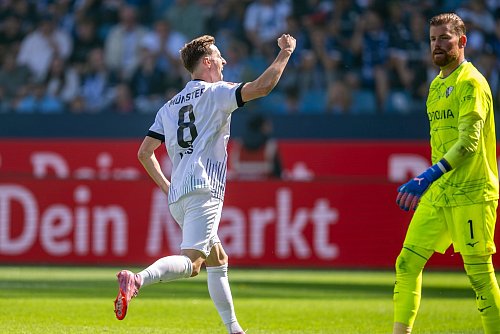 Doppeltorschütze Joshua Mees jubelt über seinen zweiten Treffer. - © David Inderlied/dpa