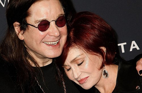 Der britische Sänger Ozzy Osbourne und seine Frau Sharon Osbourne im Jahr 2020. (Archivbild) - © -/Zuma Press/dpa