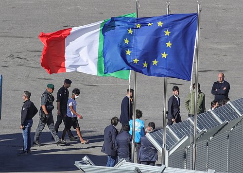 In Albanien durchlaufen die Migranten in speziellen Lagern ein Asylverfahren nach italienischem Recht. - © Armando Babani/ZUMA Press Wire/dpa