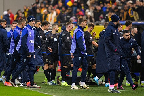 Wegen Provokationen verließ Kosovos Nationalteam den Platz. - © Alexandru Dobre/AP/dpa