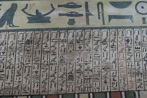 Die Ritualtexte auf dem Sarg enthalten unter anderem Tipps dazu, wie der Übergang ins Jenseits gelingt. - © Andrea Kilian/Jochem Kahl, The Asyut Project/dpa