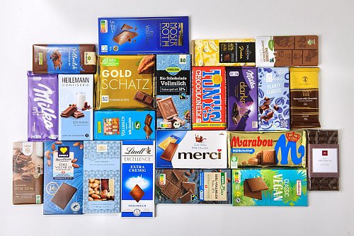 Stiftung Warentest hat 22 Tafeln Milchschokolade untersucht, darunter zwei vegane Produkte. Mehr als die Hälfte bekam die Note «gut». - © Stiftung Warentest/dpa-tmn