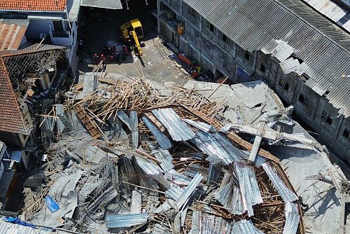 Das Schulgebäude war am Montag ganz plötzlich in sich zusammengefallen. - © Trisnadi/AP/dpa