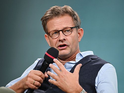Der Autor auf der Frankfurter Buchmesse. (Archivbild) - © Arne Dedert/dpa