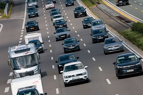 Auf den Straßen blieb es am Sonntag verhältnismäßig ruhig. - © Thomas Banneyer/dpa