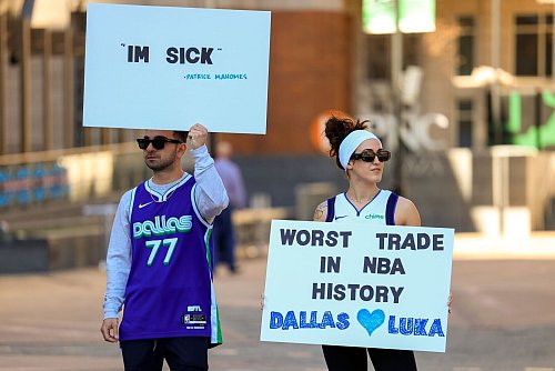 Den Mavs-Fans gefällt der Wechsel überhaupt nicht. - © Elias Valverde II/The Dallas Morning News/AP/dpa