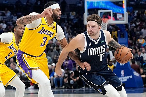 Doncic und Davis tauschen die Trikots. - © LM Otero/AP/dpa