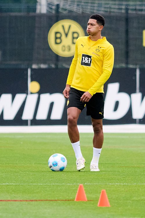 Jobe Bellingham, hier beim ersten Training in Dortmund, wird bei der Club-WM erstmals für den BVB auflaufen. - © Bernd Thissen/dpa