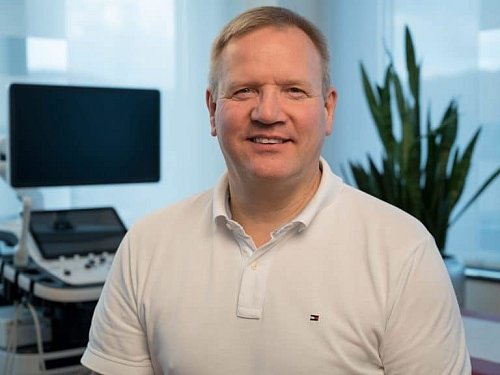Der Bielefelder Gynäkologe Rolf Englisch, Vorsitzender des Berufsverbands der Frauenärzte in Westfalen-Lippe, hofft, dass die breite Bevölkerung bald gegen das Coronavirus geimpft werden kann. - © Praxis Mein Gyn