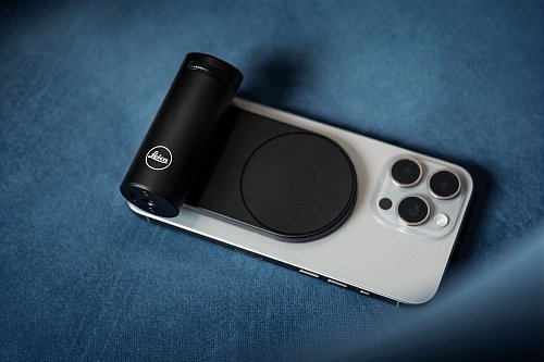 Der Leica Lux Grip hält magnetisch an neueren iPhones ab dem iPhone 12. - © Leica/dpa-tmn