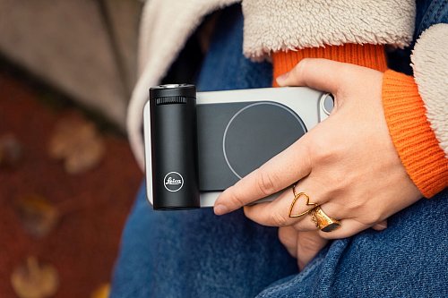 Der Leica Lux Grip besitzt vier Schalter, darunter ein Drehrad für Blenden, Zoom, Verschlusszeit oder Belichtungskorrektur. - © Leica/dpa-tmn