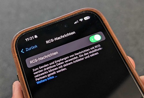 An, aus, an, aus! Die Einstellungen für die RCS-Nachrichten verbergen sich ein wenig in den Optionen der Nachrichten-App. - © Till Simon Nagel/dpa-tmn