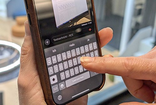 Klappt es, oder nicht? Wenn unten in der Eingabezeile «RCS» steht, kann man Bilder und mehr auch per SMS verschicken. - © Till Simon Nagel/dpa-tmn