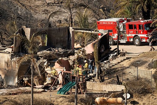Der Kampf gegen die Flammen dauert weiter an. - © Noah Berger/AP/dpa