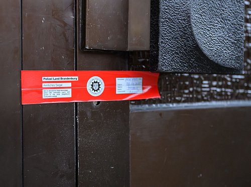 Die Polizei hat den Wohnblock nach dem Brand am Dienstagabend beschlagnahmt und versiegelt. - © Patrick Pleul/dpa