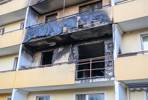 Der schwere Brand hat einen Wohnblock in Frankfurt (Oder) stark besschädigt. - © Patrick Pleul/dpa
