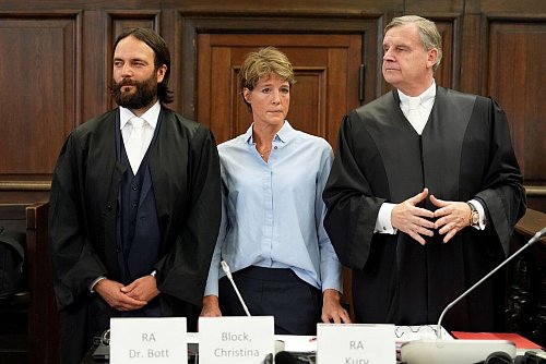 Christina Block wird von zwei Anwälten vor Gericht vertreten. - © Marcus Brandt/Pool-dpa/dpa
