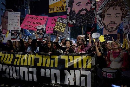 Demonstranten fordern die Freilassung der in den Gazastreifen verschleppten Geiseln. - © Maya Alleruzzo/AP/dpa