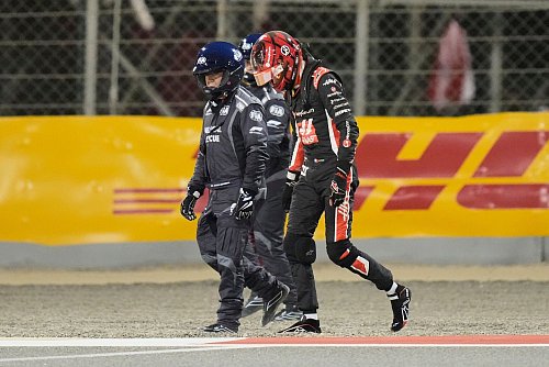 Der Unfall von Esteban Ocon sorgte für eine Unterbrechung. - © Darko Bandic/AP/dpa