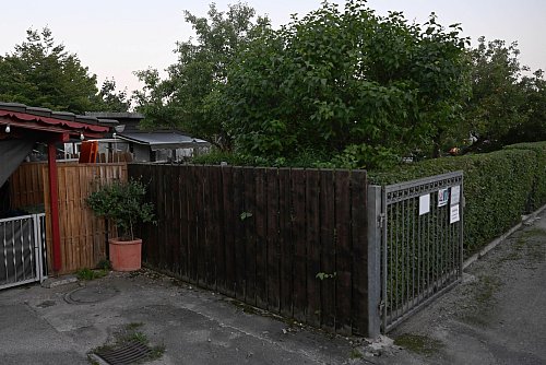 In einer Kleingartenanlage in München wurden mehrere Menschen wohl bei einem Gasaustritt schwer verletzt. Mindestens ein Mann ist tot. - © Felix Hörhager/dpa