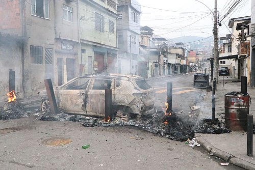 Die Kriminellen steckten Barrikaden in Brand. - © Jose Lucena/TheNEWS2 via ZUMA Press Wire/dpa