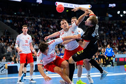 Sieht die DHB-Auswahl auf einem guten Weg: Spielmacher Luca Witzke. - © Marco Wolf/dpa