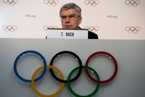 IOC-Präsident Thomas Bach empfiehlt die Aufnahme von Boxen ins olympische Programm von Los Angeles 2028. - © Thanassis Stavrakis/AP/dpa