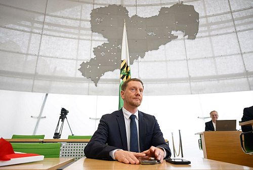 Michael Kretschmer behält als neuer Ministerpräsident seinen alten Platz im Landtag. - © Robert Michael/dpa