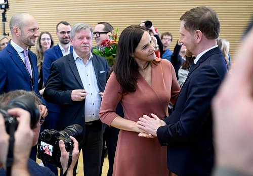 Auch Kretschmers Ehefrau reiht sich nach der Wiederwahl in die Schar der Gratulanten ein. - © Robert Michael/dpa