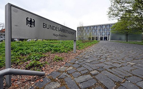 Digitale Abrechnungen und mobiles Arbeiten beschäftigen das Bundesarbeitsgericht - © Martin Schutt/dpa