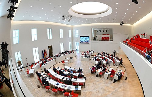 Der Brandenburger Landtag hat über zwei teils umstrittene Medienstaatsverträge entschieden. - © Jens Kalaene/dpa