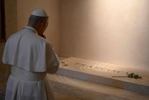 Am Samstag besuchte Leo XIV. das Grab seines Vorgängers Franziskus. - © Francesco Sforza/Vatican Media/AP/dpa