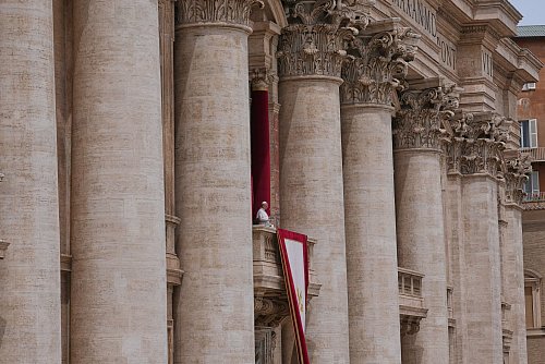 Erster Sonntagssegen des neuen Papstes. - © Domenico Stinellis/AP/dpa
