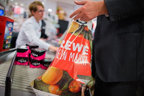 Seit Mitte 2016 gibt es das nicht mehr: Plastiktüten an der Rewe-Kasse. - © picture alliance / dpa