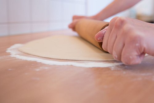 Wer Lasagne-Nudeln selbst macht, muss den Teig ganz dünn ausrollen. - © Florian Schuh/dpa-tmn