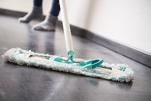 Putzschwämme und Lappen, Reinigungsbürsten aller Art, Microfasertücher, Staublappen und auch Wischmopp-Reinigungsbezüge gehören, wenn sie nicht mehr zu gebrauchen sind, in den Restmüll. - © Franziska Gabbert/dpa-tmn