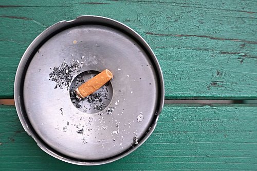 Erstmals seit 2019 wurden wieder mehr Zigaretten in Deutschland versteuert. (Archivbild) - © Anna Ross/dpa