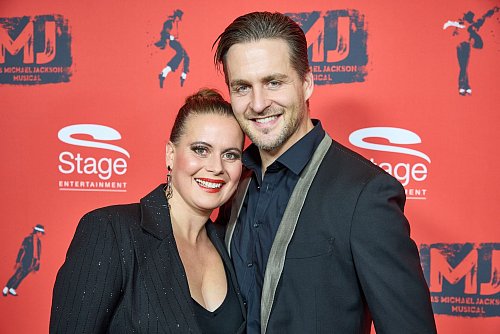 Sänger Alexander Klaws und seine Frau Nadja kamen zur Deutschlandpremiere. - © Georg Wendt/dpa