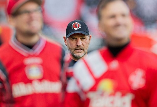 Steffen Baumgart sprach mit den Fans. - © Rolf Vennenbernd/dpa