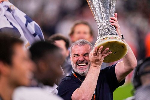 Trainer Ange Postecoglou hatte einen Titel in seiner zweiten Saison versprochen - und Wort gehalten. - © Manu Fernandez/AP/dpa