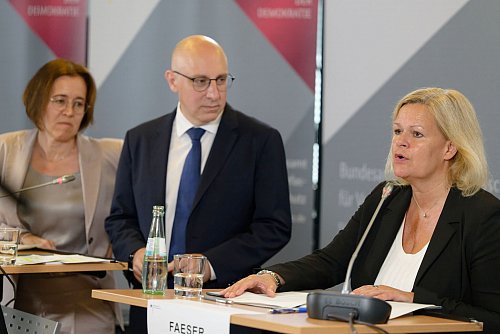 Aktuell wird das Bundesamt für Verfassungsschutz von den beiden Vizepräsidenten, Sinan Selen und Silke Willems, geleitet. (Archivfoto) - © Henning Kaiser/dpa